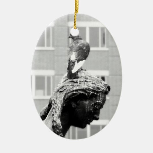 Mädchen und ihre Taube Keramik Ornament (Vorne)