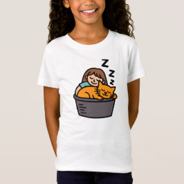 Mädchen und orangefarbene Katze schlafen in einem  T-Shirt