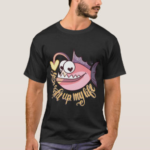 Mädchen und Pinguin fischen mit Herz T-Shirt