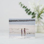 Mädchen und Strand Postkarte (Stehend Vorderseite)