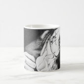 Mädchen weinen mit Rose Surreal zeichnend Kunst Kaffeetasse (Mittel)