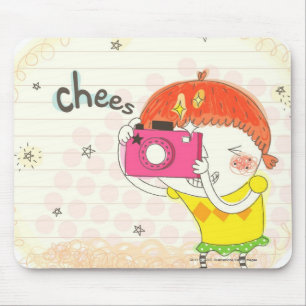 Mädchen, welches die Kamera, klickend hält Mousepad