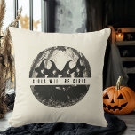"Mädchen werden Mädchen sein | Niedliches Hexenver Kissen<br><div class="desc">Beginnen Sie Ihre Wohngestaltung mit diesem Hexenkissen zum Thema "Girls Will Girls"! Dieses Kissen mit einem bezaubernden Design von vier Hexen und dem "Girls Will Girls" Zitat verleiht jedem Zimmer eine skurrile und magische Touch. Dieses gemütliche Kissen eignet sich perfekt zu Halloween oder zu einem ganzjährig anmutenden Akzent und eignet...</div>
