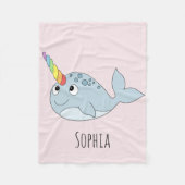 Mädchen Whimsical Rainbow Narwhal und Name Kinder Fleecedecke (Vorderseite)