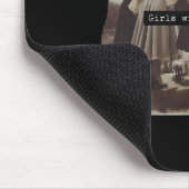 Mädchen wird Mädchen Hexerei Hexerei Spooky Saison Mousepad (Ecke)