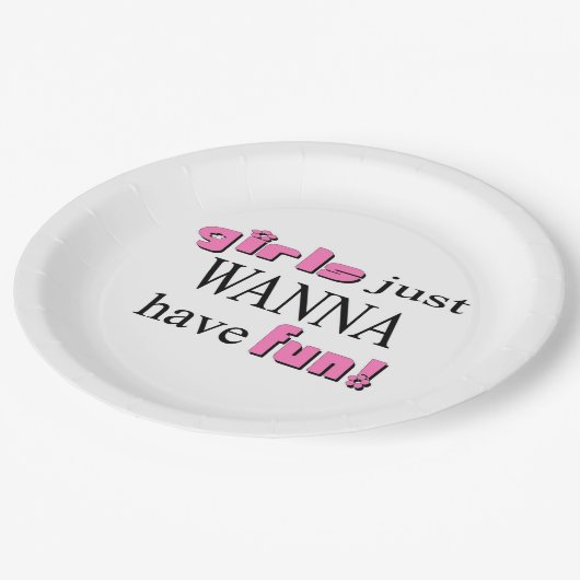 Mädchen wollen einfach Spaß haben! Pappteller (Schrägansicht)