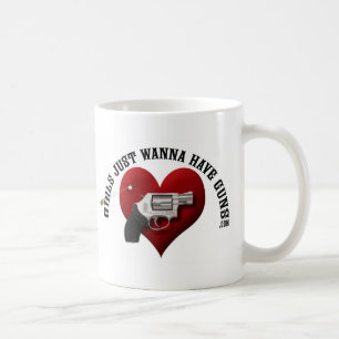 Mädchen wollen gerade, um Gewehr-Tasse zu haben Kaffeetasse