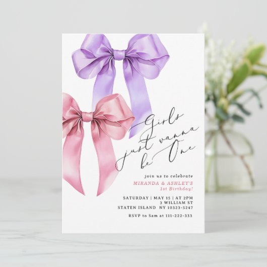 Mädchen wollen nur eine rosa Bow Twin Girls sein Einladung (Stehend Vorderseite)