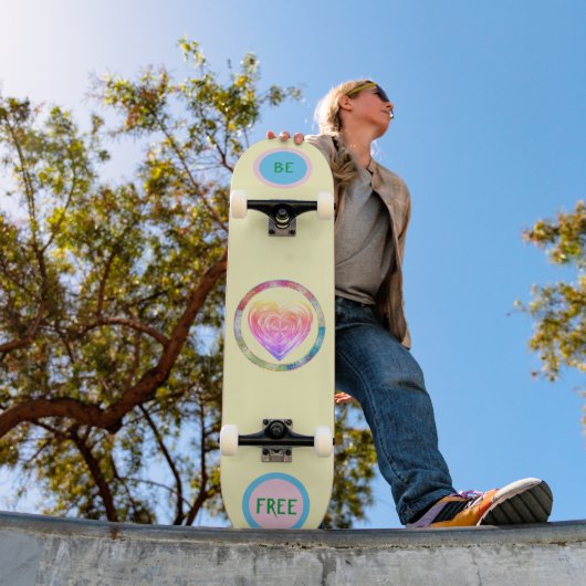 Mädchengelbe Skateboard "Be Free" (Außenbereich 1)