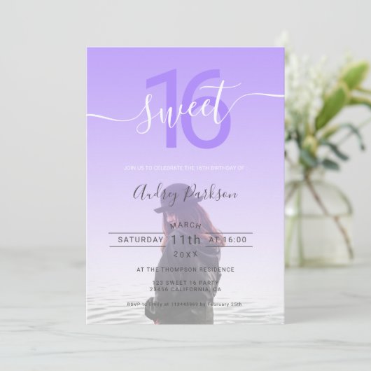 mädchenhaft lila Gradienten ombre Foto Skript süß  Einladung (Stehend Vorderseite)