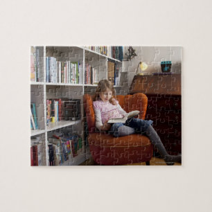 Mädchenlesung durch das Bücherregal Puzzle
