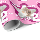 Mädchennamensalter fügt Ihrem Foto ein rosa Sternm Geschenkpapier (Rolleneckpunkt)