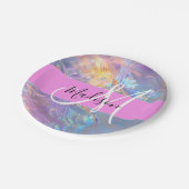 Mädchenrosa Holografisch Iridescent Monogram Name Pappteller (Schrägansicht)