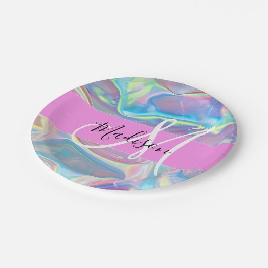 Mädchenrosa Holografisch Iridescent Monogram Name Pappteller (Schrägansicht)