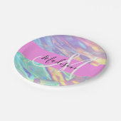 Mädchenrosa Holografisch Iridescent Monogram Name Pappteller (Schrägansicht)