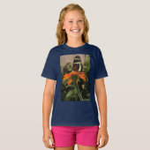 Mädchenschmetterling im Shirt der Blume (Vorne ganz)