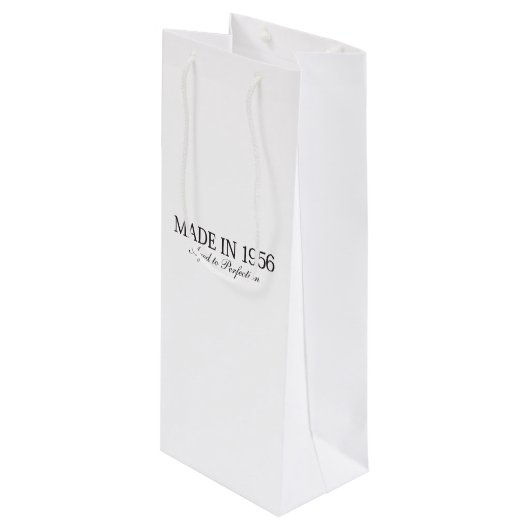 Made in 1956 geschenktüte für weinflaschen (Vorderseite Schrägansicht)