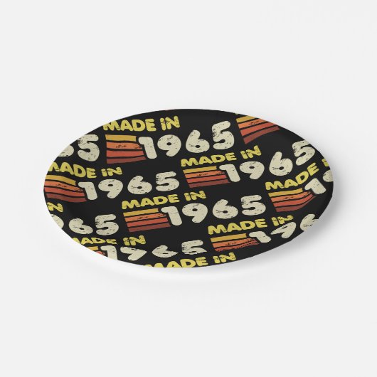 Made in 1965 60. Geburtstag Pappteller (Schrägansicht)