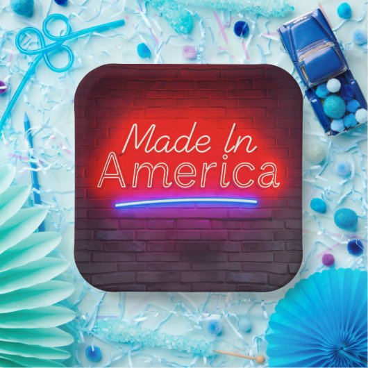 Made in America Neon Sign on Brick Pappteller (Party)