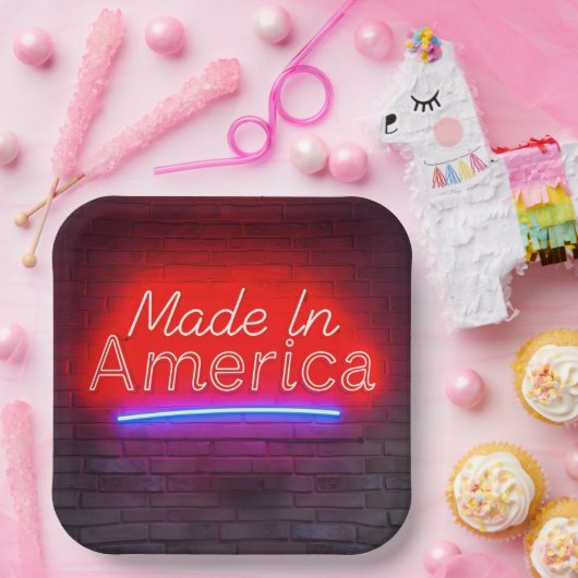 Made in America Neon Sign on Brick Pappteller (Party)