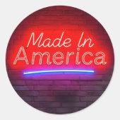 Made in America Neon Sign on Brick Runder Aufkleber (Vorderseite)