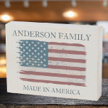 Made in America Signature Holzkisten Schild<br><div class="desc">Mit dem personalisierten Schild "Made in America" aus Weißholz - eine charmante und patriotische Ergänzung zu jeder Zuhause! Dieses aus hochwertigem Holz gefertigte und mit einem rustikalen, bedrückten Look verzierte Schild verleiht Ihrem Raum ein Vintages und warmes Ambiente. Ideal für die stolze Darstellung im Wohnzimmer, in der Eingangshalle oder in...</div>