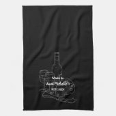 Made in [Ihr Name] Küche Schwarzer Wein & Käse Geschirrtuch (Vertikal)
