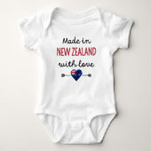 Made in New Zealand with Liebe Baby Strampler (Vorderseite)