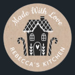 Made with Liebe Kraft Christmas Classic Round Stic Runder Aufkleber<br><div class="desc">Ein personalisierter Aufkleber "made with Liebe" mit einem niedlichen kleinen Lebkuchenhaus mit Herz und Worten,  mit Liebe auf kraftfarbenem Hintergrund. Personalisieren Sie es,  indem Sie Ihren eigenen Namen hinzufügen. Eine hübsche Touch für all Ihre hausgemachten Geschenke. Entworfen für Sie von BlackBerry Boulevard.</div>