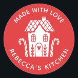 Made with Liebe Red Christmas Classic Round Stick Runder Aufkleber<br><div class="desc">Ein personalisierter Aufkleber "made with Liebe" mit einem niedlichen,  weißen Lebkuchenhaus mit Herz und Worten,  mit Liebe auf rotem Hintergrund. Personalisieren Sie es,  indem Sie Ihren eigenen Namen hinzufügen. Eine hübsche Touch für all Ihre hausgemachten Geschenke. Entworfen für Sie von BlackBerry Boulevard.</div>