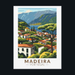 Madeira Portugal Insel Reisen Art Vintag Postkarte<br><div class="desc">Madeira Retrovektor-Reisedesign. Madeira,  eine autonome Region Portugals,  ist ein Archipel mit vier Inseln vor der Nordwestküste Afrikas. Es ist bekannt für seinen berühmten Wein und das warme,  subtropische Klima.</div>