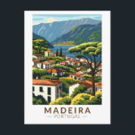 Madeira Portugal Insel Reisen Art Vintag Postkarte<br><div class="desc">Madeira Retrovektor-Reisedesign. Madeira,  eine autonome Region Portugals,  ist ein Archipel mit vier Inseln vor der Nordwestküste Afrikas. Es ist bekannt für seinen berühmten Wein und das warme,  subtropische Klima.</div>