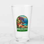 Madeira Portugal Reisen Art Vintag Glas<br><div class="desc">Madeira Retrovektor-Reisedesign. Madeira,  eine autonome Region Portugals,  ist ein Archipel mit vier Inseln vor der Nordwestküste Afrikas. Es ist bekannt für seinen berühmten Wein und das warme,  subtropische Klima.</div>
