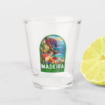 Madeira Portugal Reisen Art Vintag Schnapsglas<br><div class="desc">Madeira Retrovektor-Reisedesign. Madeira,  eine autonome Region Portugals,  ist ein Archipel mit vier Inseln vor der Nordwestküste Afrikas. Es ist bekannt für seinen berühmten Wein und das warme,  subtropische Klima.</div>