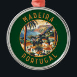 Madeira Portugal Retro Distressed Circle Ornament Aus Metall<br><div class="desc">Madeira Retrovektor-Reisedesign. Madeira,  eine autonome Region Portugals,  ist ein Archipel mit vier Inseln vor der Nordwestküste Afrikas. Es ist bekannt für seinen berühmten Wein und das warme,  subtropische Klima.</div>