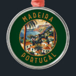 Madeira Portugal Retro Distressed Circle Ornament Aus Metall<br><div class="desc">Madeira Retrovektor-Reisedesign. Madeira,  eine autonome Region Portugals,  ist ein Archipel mit vier Inseln vor der Nordwestküste Afrikas. Es ist bekannt für seinen berühmten Wein und das warme,  subtropische Klima.</div>