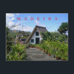 Madeira Santana Blick auf das traditionelle Haus P Postkarte<br><div class="desc">Ein schöner Ausblick auf ein traditionelles Santana-Haus auf der Insel Madeira auf einer Postkarte.</div>