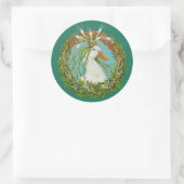 Madeline im Frühjahrskranz mit aquamarinem Hinterg Runder Aufkleber (Tasche)