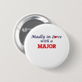 Madi in Liebe mit einem Major Button (Vorne & Hinten)