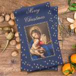 Madonna & Kind Religiöse Weihnachtsdekorationen Geschirrtuch<br><div class="desc">Dieses traditionelle, dunkelblaue und goldene, dekorative Weihnachtshandtuch zeigt ein schönes Bild der Madonna und des Kindes von der Künstlerin Giovannia Battista Salvi und enthält die Worte "Frohe Weihnachten", die Sie leicht mit der Textvorlage ändern können. Es wäre perfekt als Geschenk an jemanden katholischen Glaubens oder eine andere Christliche Konfession oder...</div>
