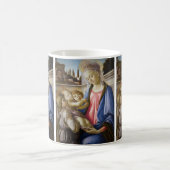 Madonna und Kind und zwei Engel von Botticelli Kaffeetasse (Mittel)