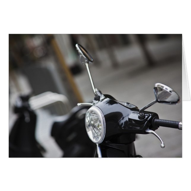 Madrid, schwarzer Vespa-Roller (Vorderseite (Horizontal))