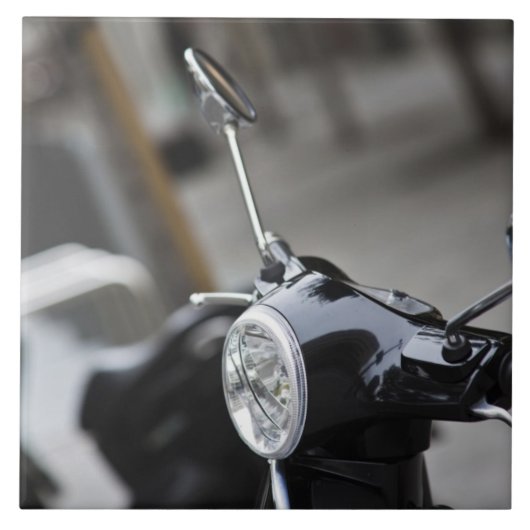 Madrid, schwarzer Vespa-Roller Fliese (Vorderseite)
