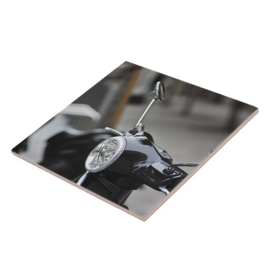 Madrid, schwarzer Vespa-Roller Fliese (Seite)