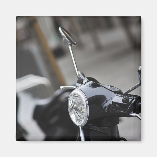Madrid, schwarzer Vespa-Roller Magnet (Vorne)