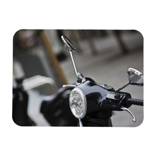 Madrid, schwarzer Vespa-Roller Magnet (Horizontal)