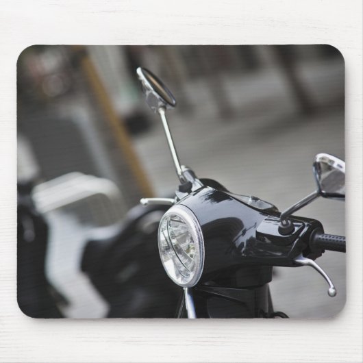 Madrid, schwarzer Vespa-Roller Mousepad (Vorne)