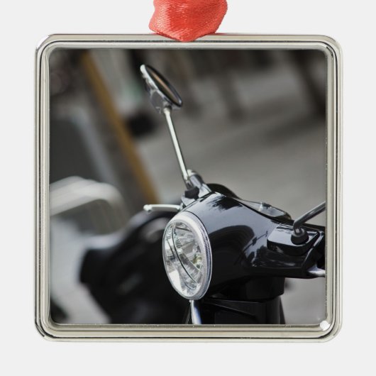 Madrid, schwarzer Vespa-Roller Ornament Aus Metall (Vorne)