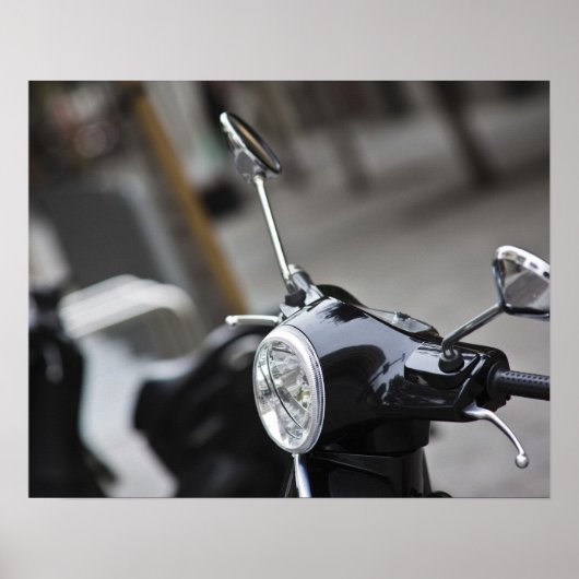 Madrid, schwarzer Vespa-Roller Poster (Vorne)