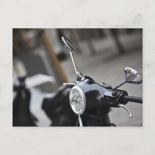 Madrid, schwarzer Vespa-Roller Postkarte